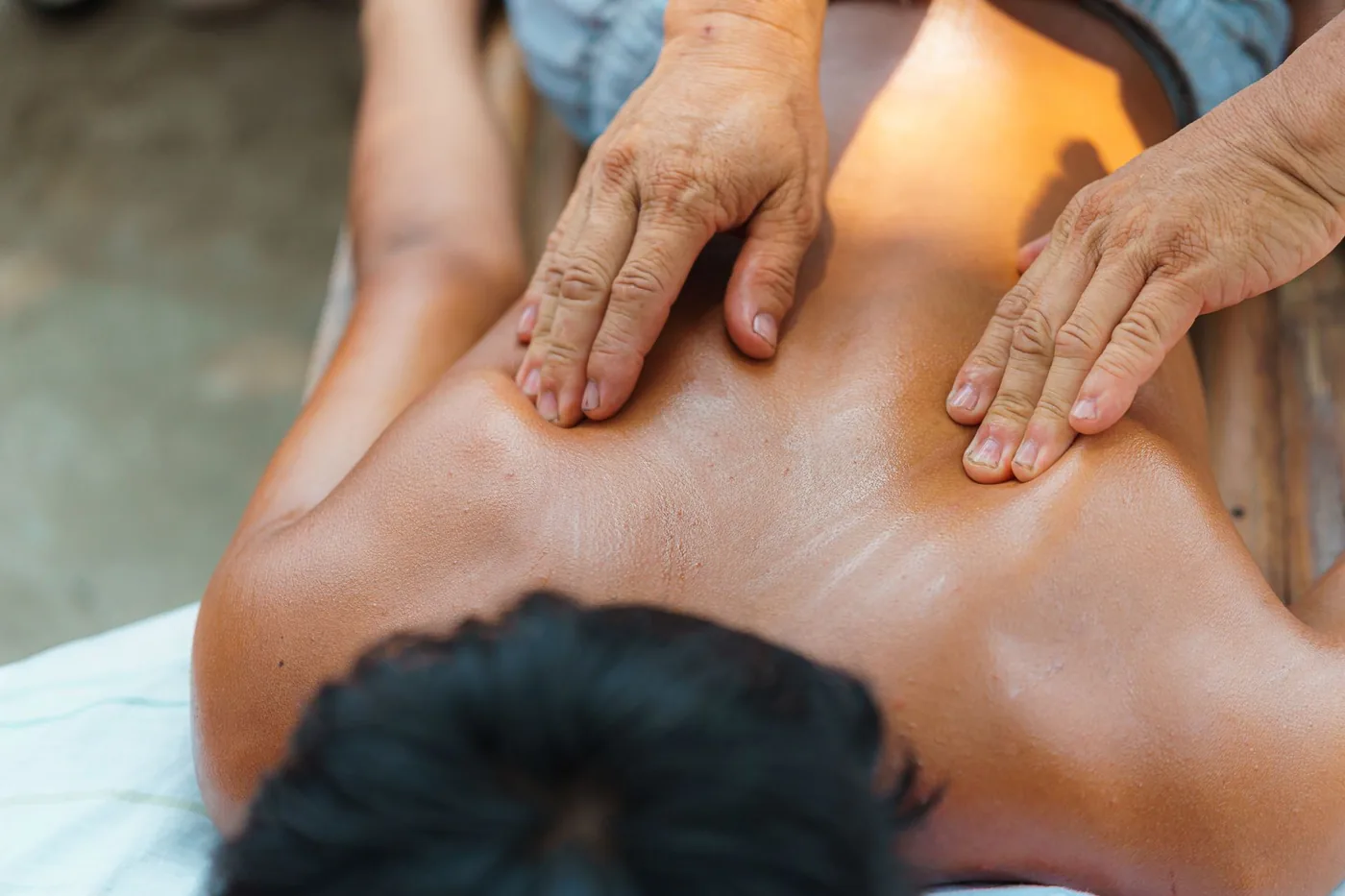 masáž zad ve wellness salonu