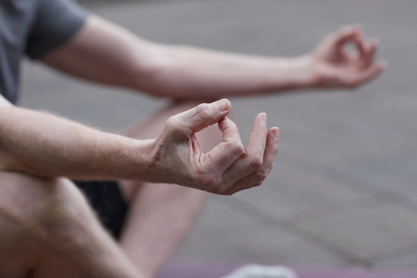 detail rukou v meditační pozici venku