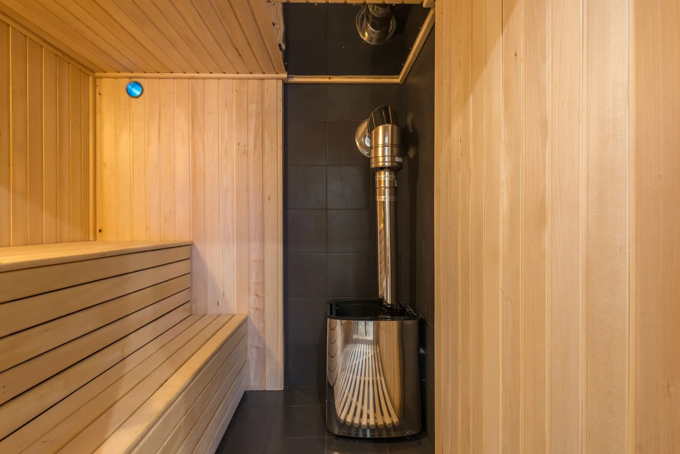 dřevěná sauna s kamny v interiéru