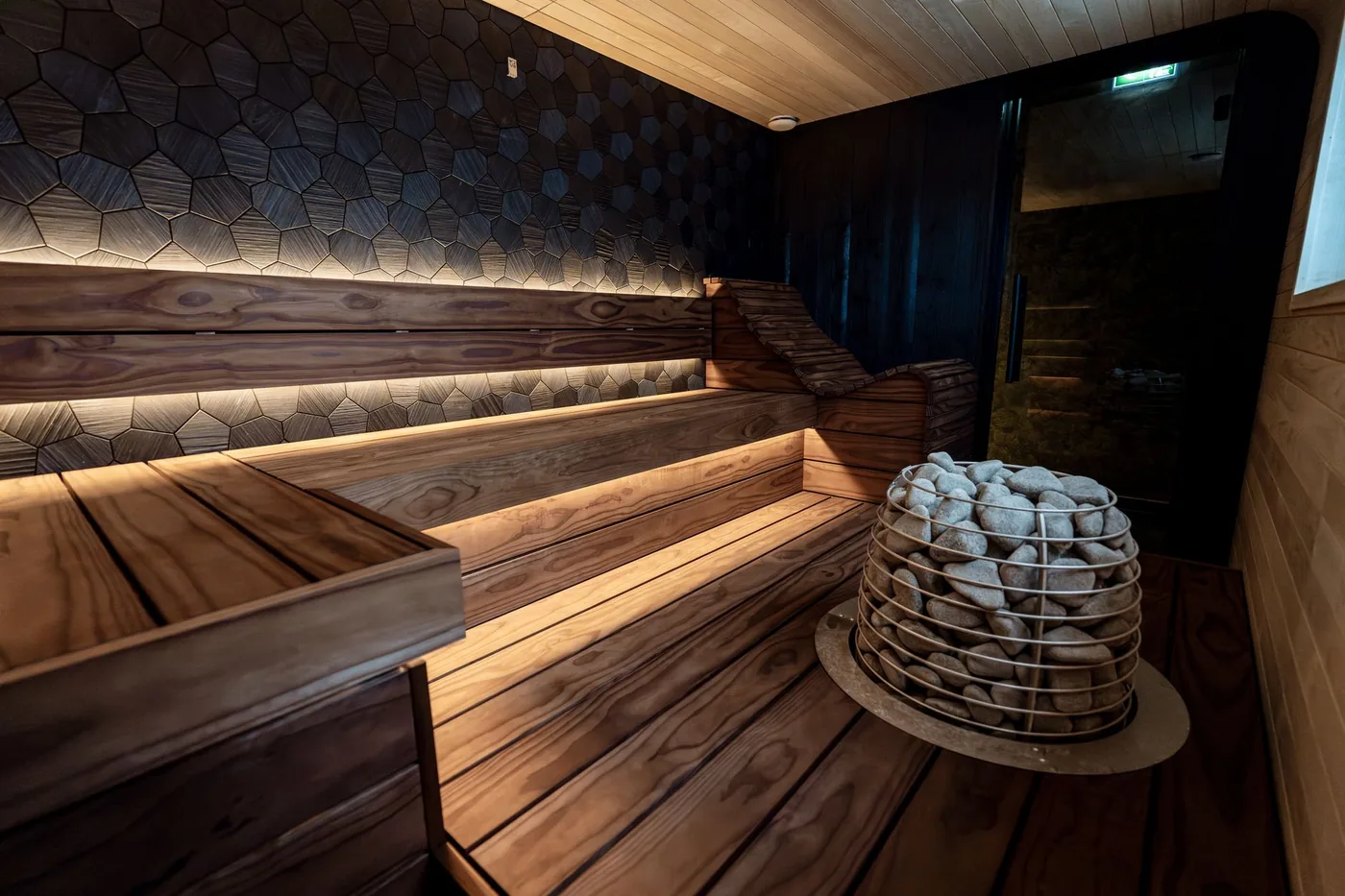 moderní sauna se dřevěnými lavicemi