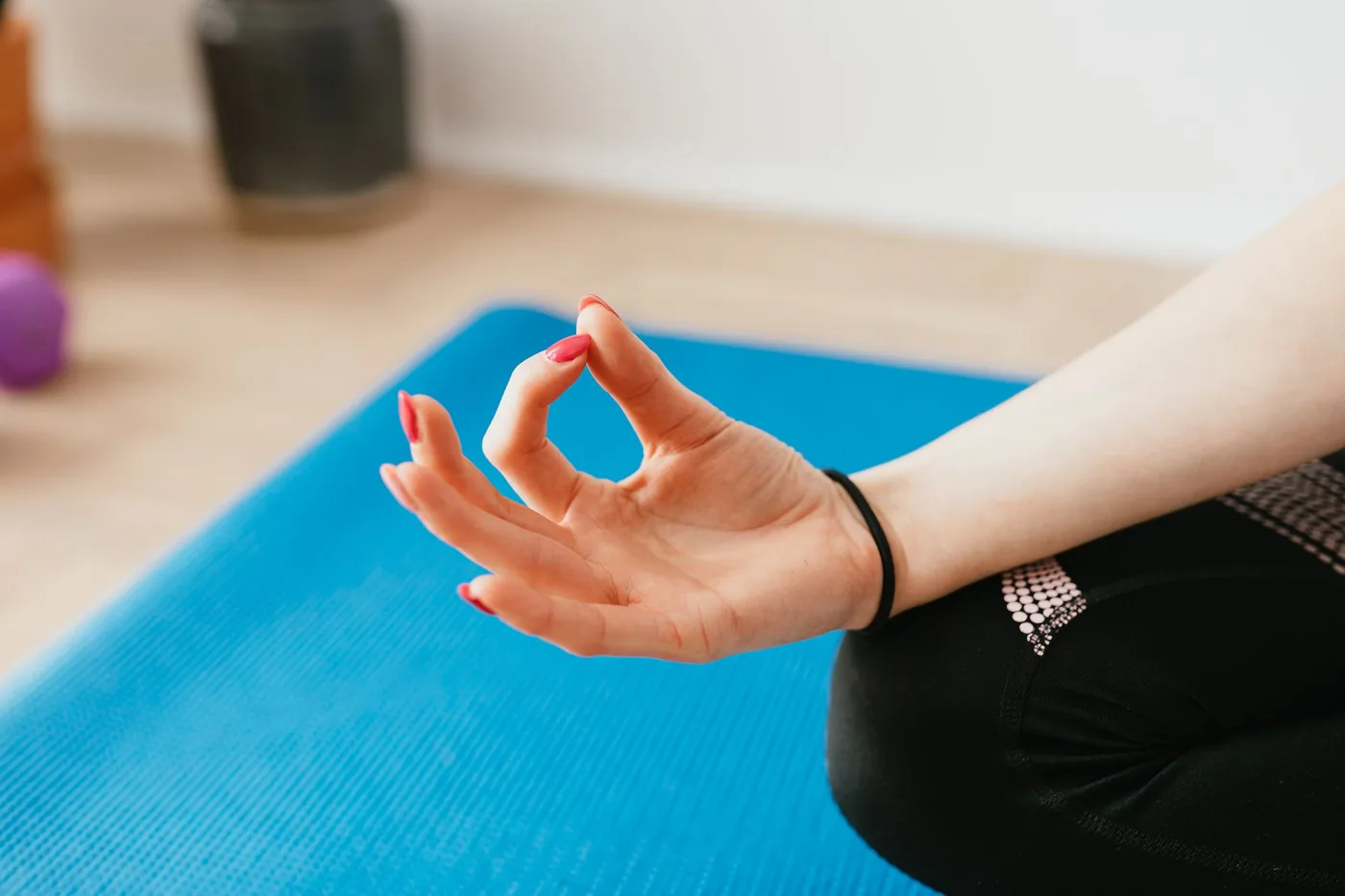 ruka v gestu mudra při meditaci