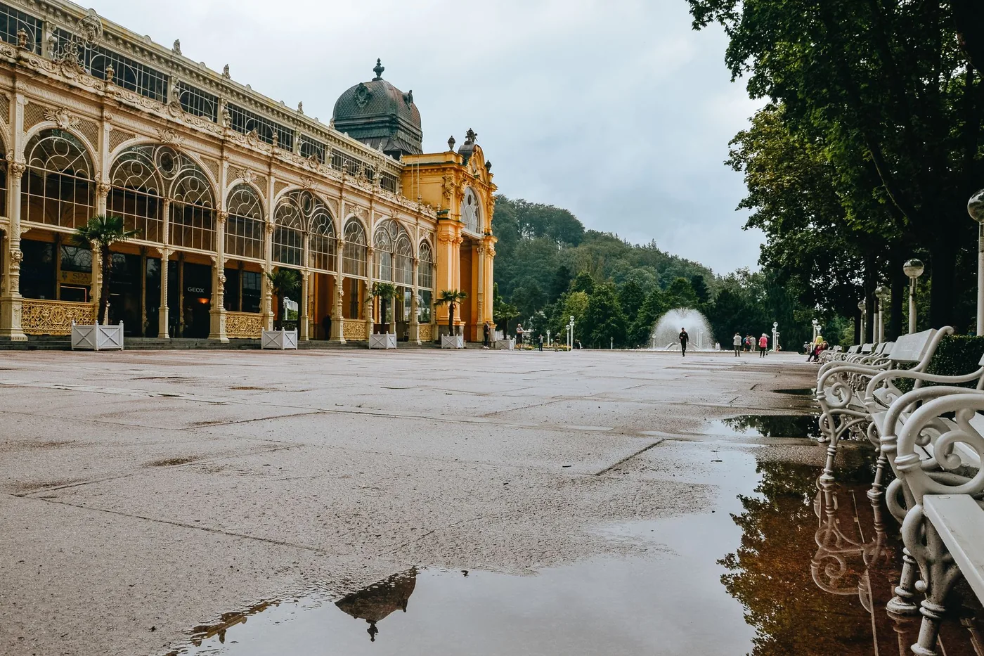 historická kolonáda s fontánou za soumraku