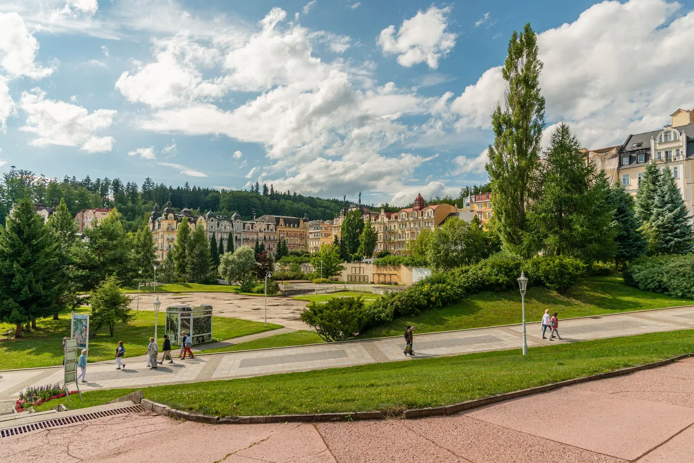 pohled na lázeňské město z parku