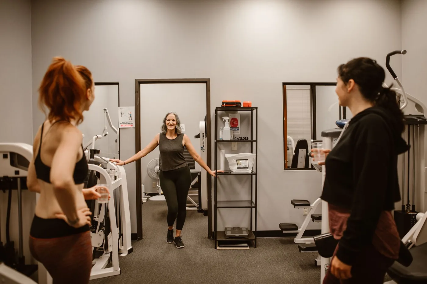 tři ženy si spolu užívají cvičení ve fitness studiu