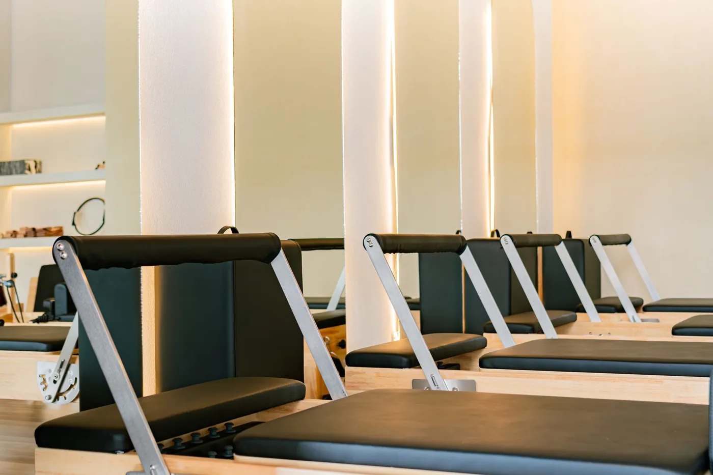 prázdné pilates reformery v moderním studiu