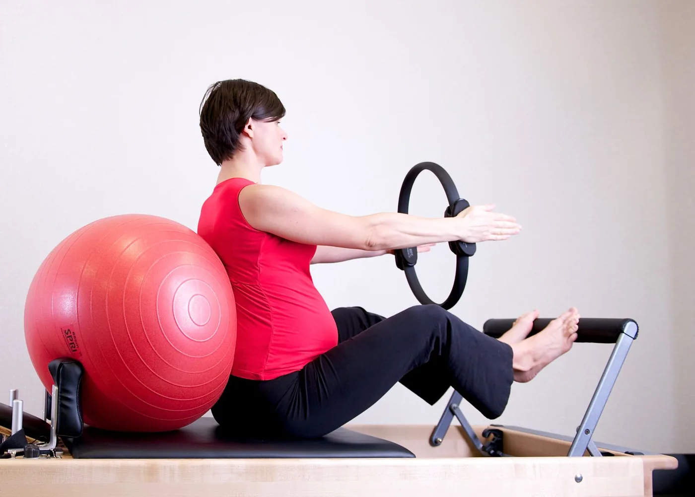 těhotná žena cvičí pilates s míčem