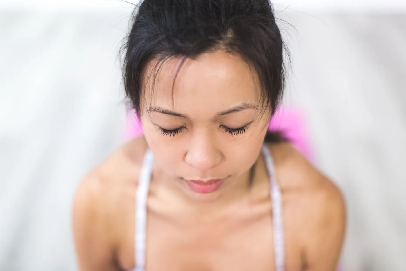 žena se zavřenýma očima při meditaci