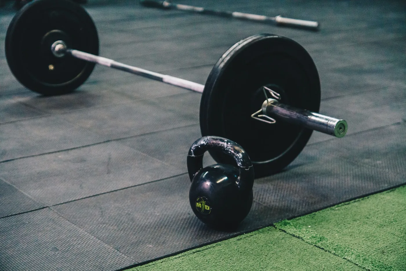 činka a kettlebell na podlaze posilovny