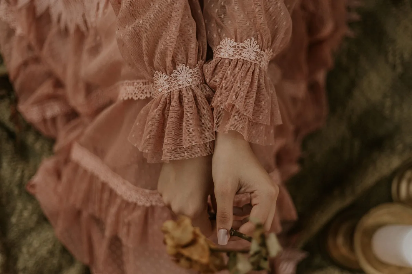 detail krajkových rukávů růžových šatů