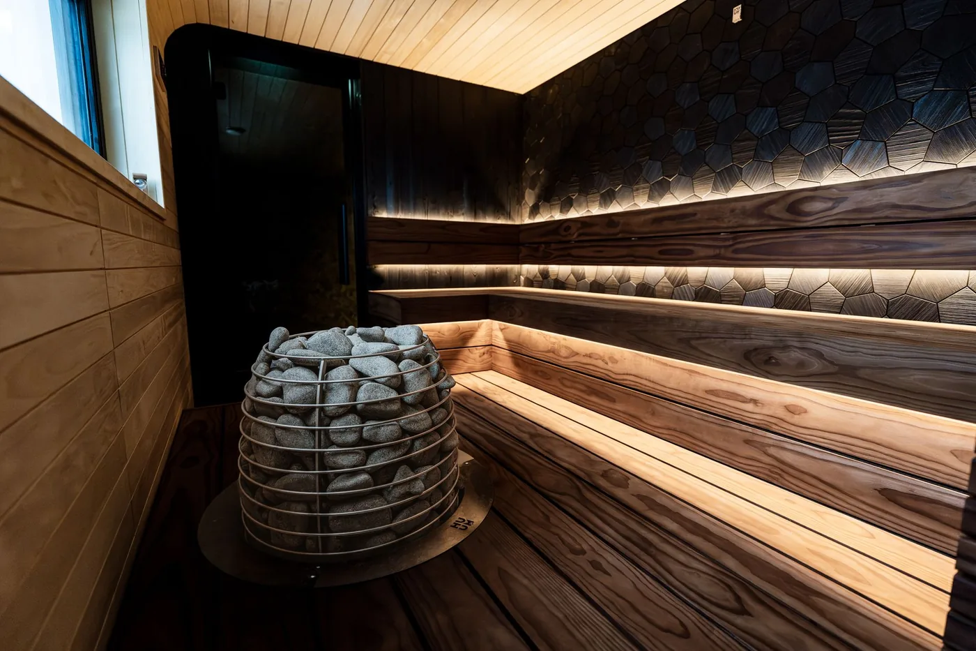 moderní dřevěná sauna s teplým osvětlením