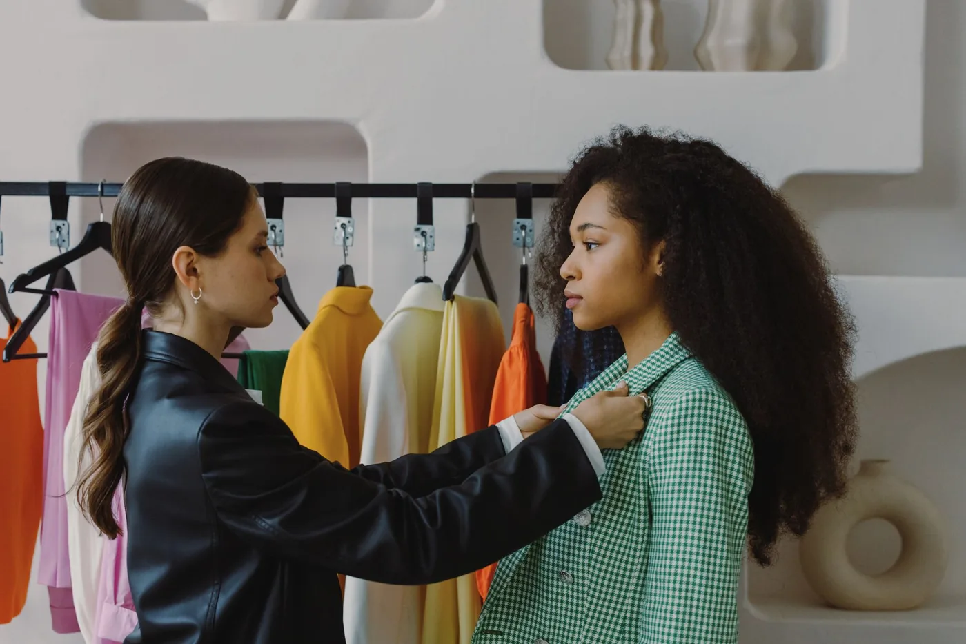 stylistka upravuje oblečení modelce