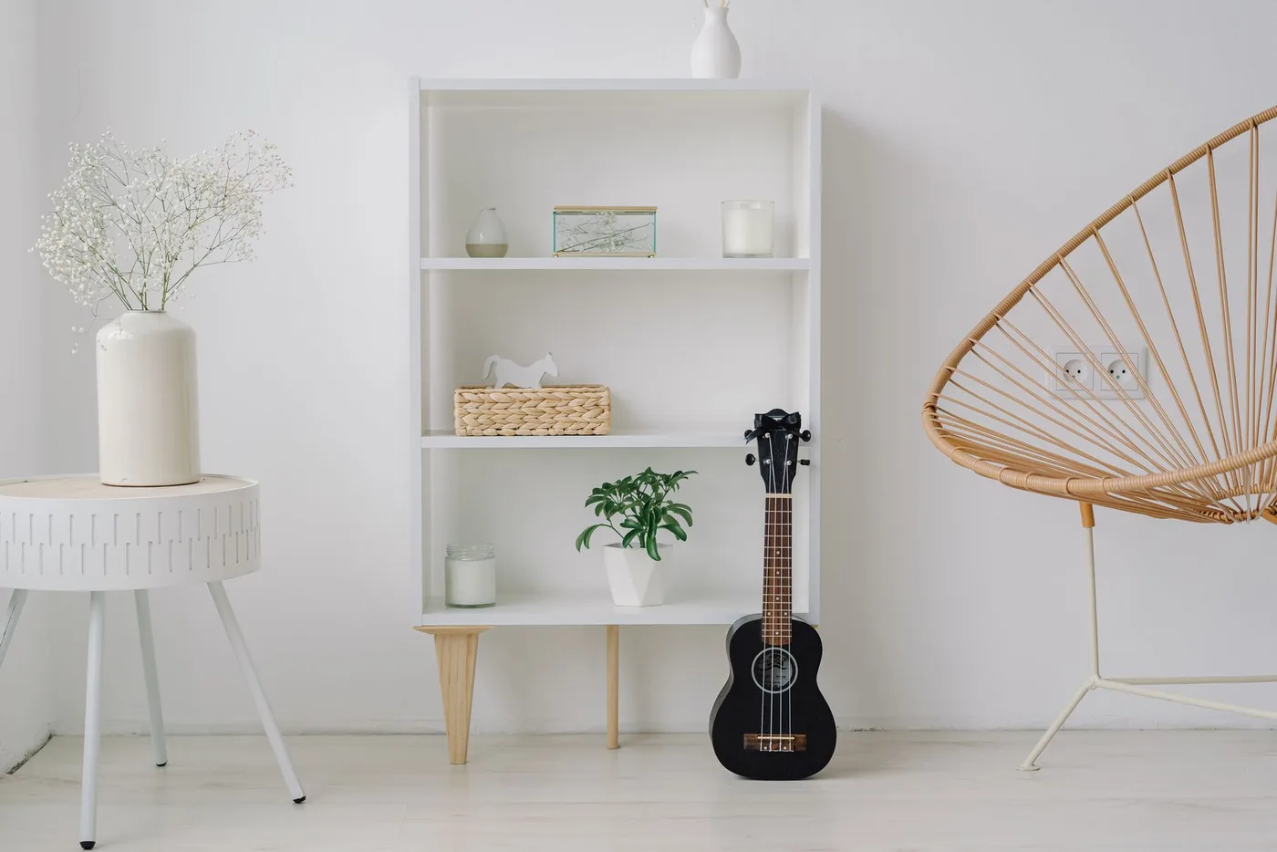 minimalistický pokoj s ukulele a poličkami