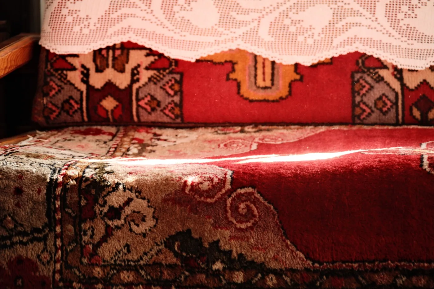 detail orientálního koberce a čalounění