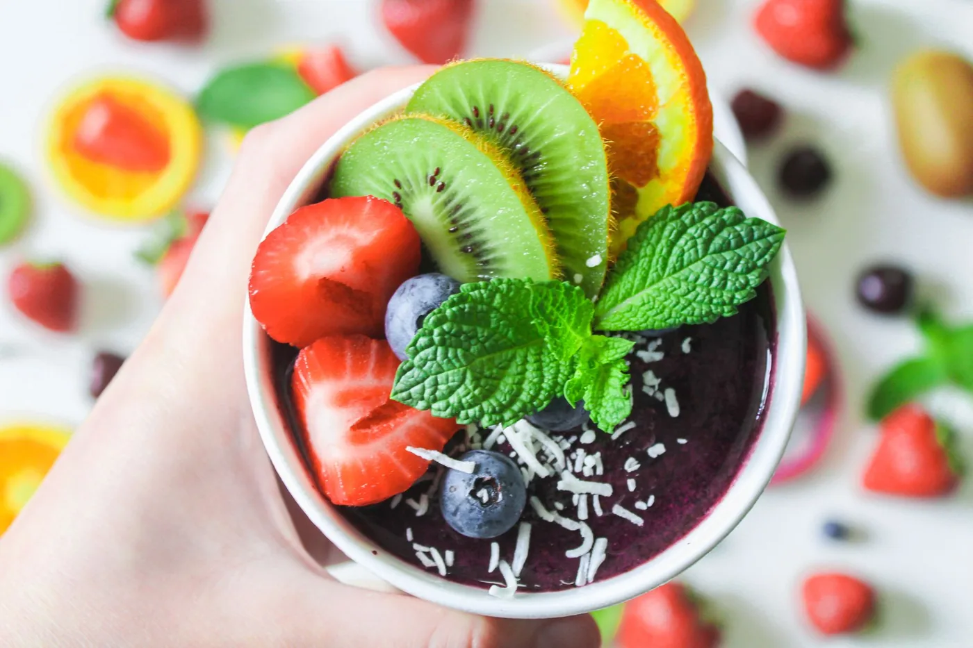 smoothie miska ozdobená ovocem a mátou