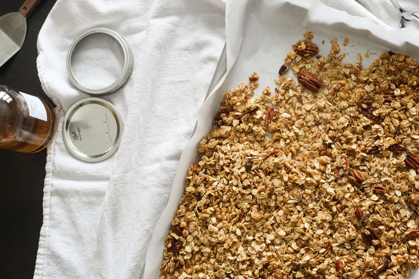 domácí granola na plechu s oříšky